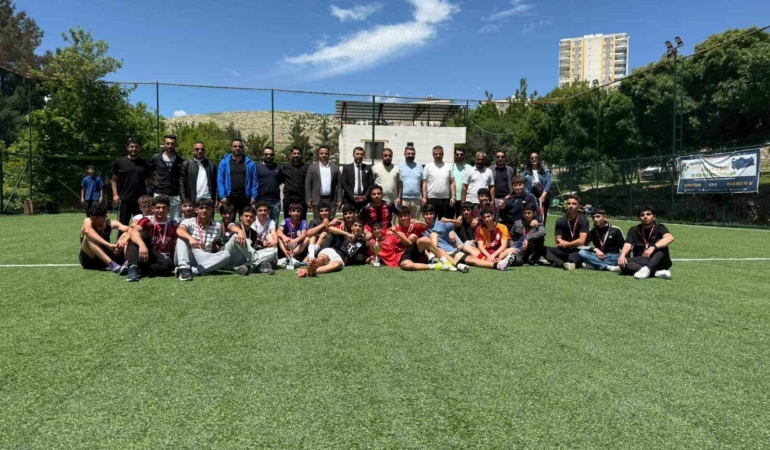 diyarbakirda-gencler-icin-maarifin-kalbinde-marifetli-genclik-futbol-turnuvasi-duzenlendi-huN6Yhx7.jpg