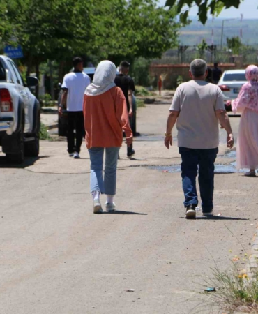 diyarbakirda-kurban-bayraminda-mezarliklar-dolu-anilar-canlaniyor-gCZ8iMin.jpg