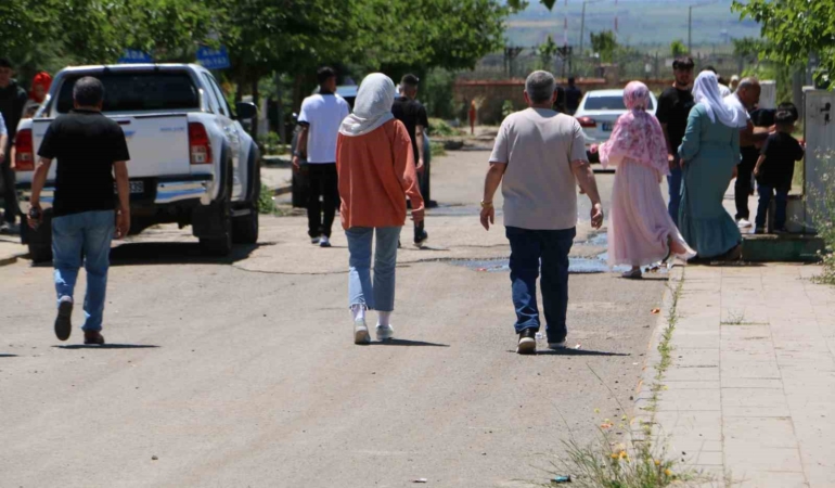 diyarbakirda-kurban-bayraminda-mezarliklar-dolu-anilar-canlaniyor-gCZ8iMin.jpg