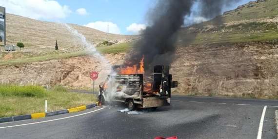 Diyarbakır’da Seyir Halindeki Kamyonet Alev Alev Yandı