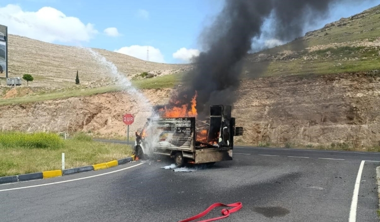 diyarbakirda-seyir-halindeki-kamyonet-alev-alev-yandi-QFbY7V8i.jpg