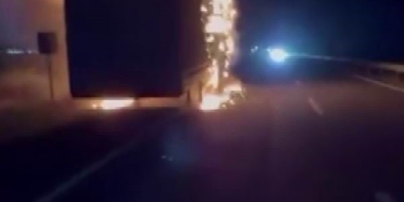 Diyarbakır’da Seyir Halindeki Tır Alevlere Duyduğunda Dondurucu Anlar