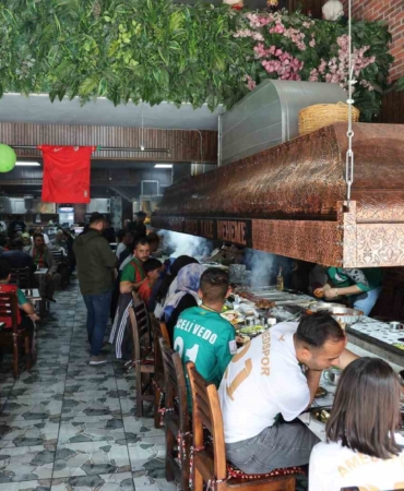 diyarbakirda-taraftarlara-comert-ikram-121-porsiyon-ciger-sadece-5-lira-HhY54rFG.jpg