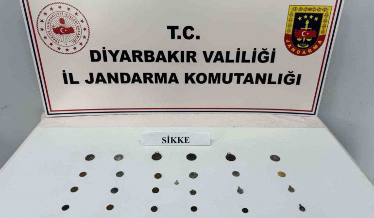diyarbakirda-tarihi-eser-kacakciligi-operasyonu-31-sikke-ve-obje-ele-gecirildi-445bQKQk.jpg