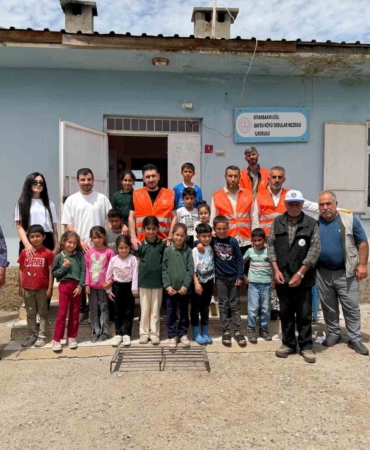egil-belediyesi-personeli-ogrencilerle-fidan-dikimi-gerceklestirdi-zewM4SJE.jpg