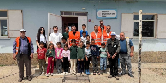 Eğil Belediyesi Personeli, Öğrencilerle Fidan Dikimi Gerçekleştirdi