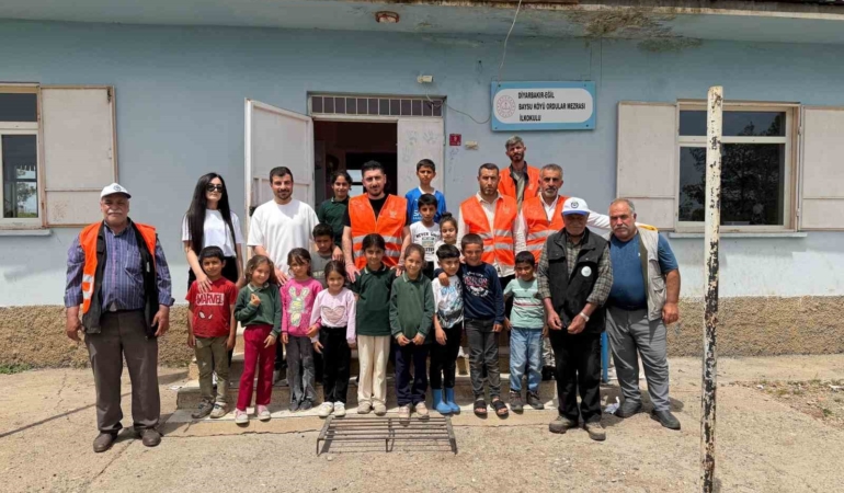egil-belediyesi-personeli-ogrencilerle-fidan-dikimi-gerceklestirdi-zewM4SJE.jpg