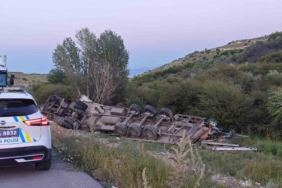 ekmek-yuklu-tir-sarampole-devrildi-sok-edici-kaza-detaylari-M9Wf3Xrw.jpg