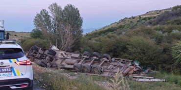 ekmek-yuklu-tir-sarampole-devrildi-sok-edici-kaza-detaylari-M9Wf3Xrw.jpg