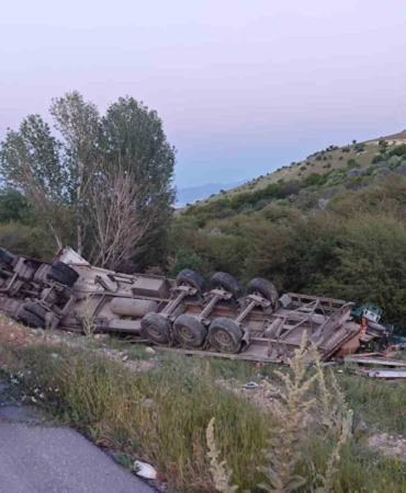 ekmek-yuklu-tir-sarampole-devrildi-sok-edici-kaza-detaylari-M9Wf3Xrw.jpg