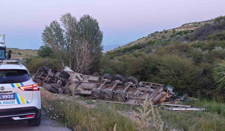 ekmek-yuklu-tir-sarampole-devrildi-sok-edici-kaza-detaylari-M9Wf3Xrw.jpg