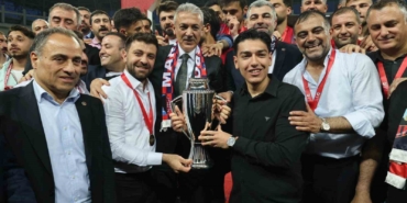 elazig-valisi-akkoyuna-babalar-sozunu-tutar-anlamli-jest-7cuTHd8Y.jpg