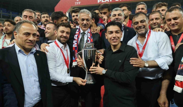 elazig-valisi-akkoyuna-babalar-sozunu-tutar-anlamli-jest-7cuTHd8Y.jpg