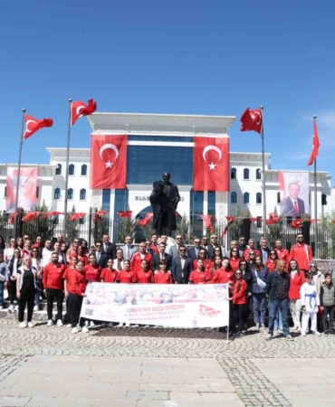 elazigda-19-mayis-kutlamalari-celenk-sunma-toreniyle-basladi-Id2sAb5U.jpg