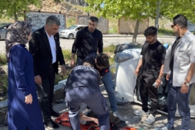 elazigda-elektrikli-arac-devrildi-milletvekili-ilk-mudahale-geldi-EJW5h3bE.jpg