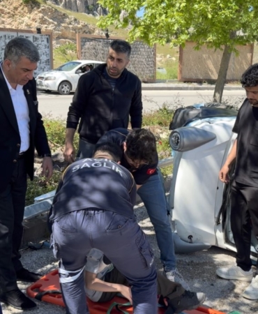 elazigda-elektrikli-arac-devrildi-milletvekili-ilk-mudahale-geldi-EJW5h3bE.jpg