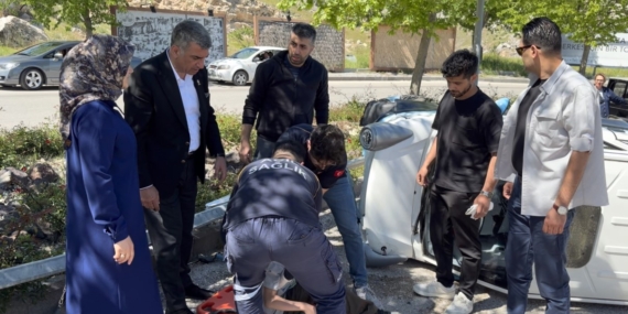 Elazığ’da Elektrikli Araç Devrildi, Milletvekili İlk Müdahale Geldi