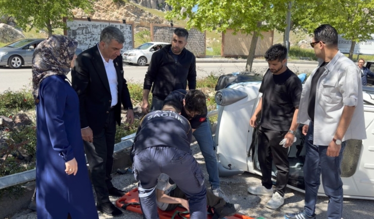 elazigda-elektrikli-arac-devrildi-milletvekili-ilk-mudahale-geldi-EJW5h3bE.jpg