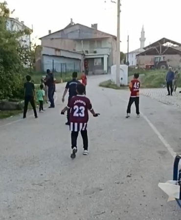 elazigda-jandarma-ve-cocuklarin-bir-araya-geldigi-duygu-dolu-mac-pe6jdF5q.jpg