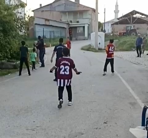 elazigda-jandarma-ve-cocuklarin-bir-araya-geldigi-duygu-dolu-mac-pe6jdF5q.jpg
