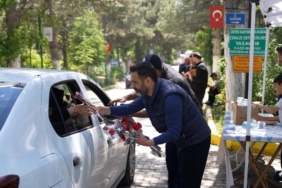 elazigda-mezarlikta-karanfil-ikrami-5giYeS7u.jpg