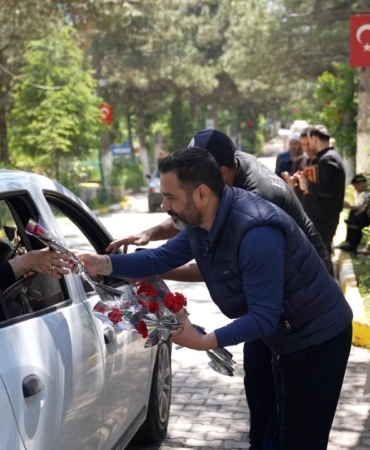 elazigda-mezarlikta-karanfil-ikrami-5giYeS7u.jpg