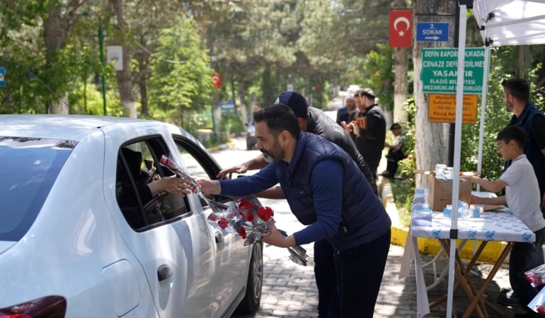 elazigda-mezarlikta-karanfil-ikrami-5giYeS7u.jpg