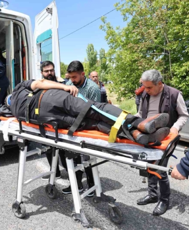 elazigda-trafik-kazasi-iki-cocukla-birlikte-bes-yarali-X1eRqBI1.jpg