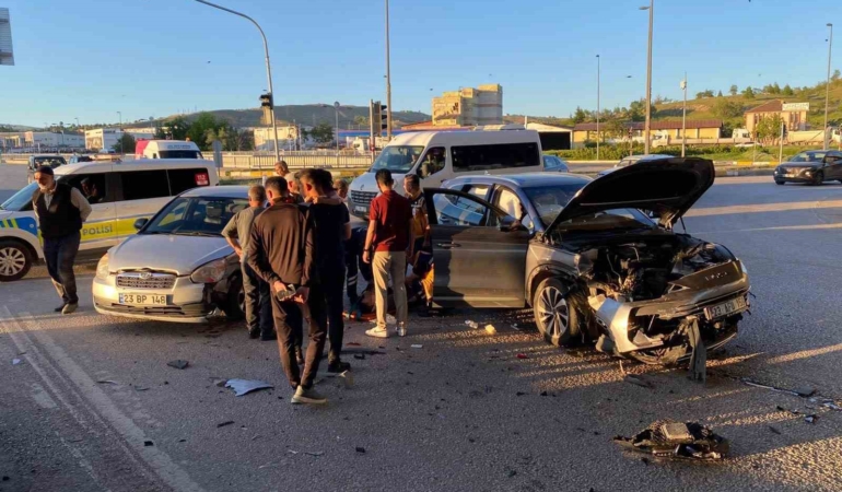 elazigda-trajik-trafik-kazasi-4-kisi-yaralandi-3L7nlI1g.jpg