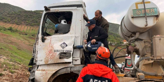 Eruh’ta Beton Mikseri Kazası: Sıkışan Sürücüye Ekiplerden Müdahale