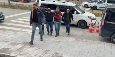 erzurumda-cinayet-ve-yaralama-olayinda-supheli-adliyeye-sevk-edildi-fWzpe8Tz.jpg