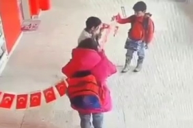 erzurumda-miniklerin-bayrak-icin-seferberligi-yurekleri-isitan-anlar-kvMN3w9x.jpg