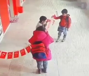erzurumda-miniklerin-bayrak-icin-seferberligi-yurekleri-isitan-anlar-kvMN3w9x.jpg