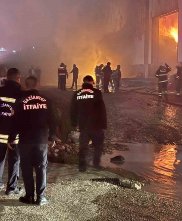 gaziantepte-mobilya-fabrikasinda-buyuk-yangin-olayi-KNveGLiI.jpg