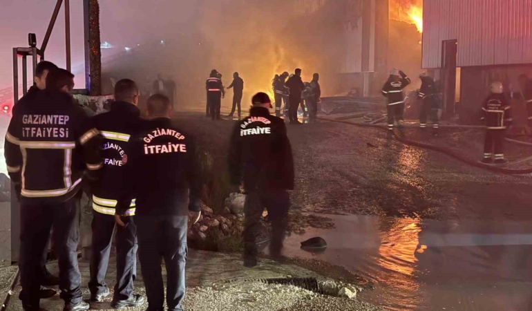 gaziantepte-mobilya-fabrikasinda-buyuk-yangin-olayi-KNveGLiI.jpg
