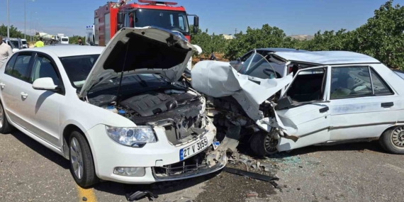 Gaziantep’te Otomobiller Çarpıştı: Yaralı Sürücüler Var