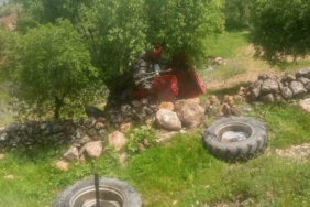 gercuste-traktor-ucuruma-dustu-surucu-hayatta-kalmak-icin-atlarken-kurtuldu-MsUUSQOf.jpg