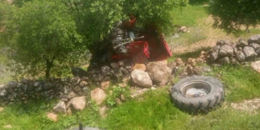 gercuste-traktor-ucuruma-dustu-surucu-hayatta-kalmak-icin-atlarken-kurtuldu-MsUUSQOf.jpg