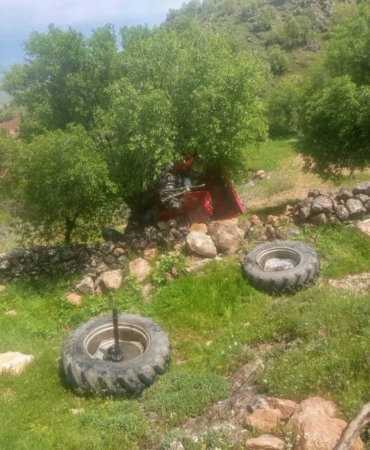 gercuste-traktor-ucuruma-dustu-surucu-hayatta-kalmak-icin-atlarken-kurtuldu-MsUUSQOf.jpg