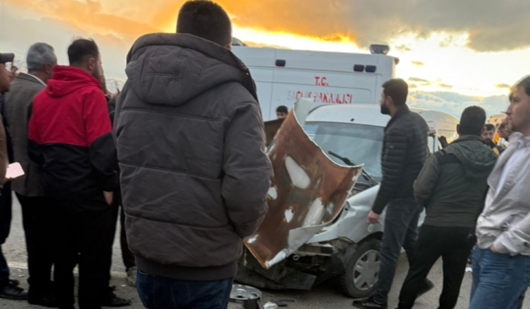 hakkaride-zincirleme-trafik-kazasi-11-yarali-olayi-qDBFEe6h.jpg