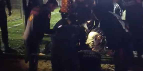 Halı Sahada Korkutan Kaza: Tel Koluna Sıkışan Genç İtfaiye Ekipleri Tarafından Kurtarıldı