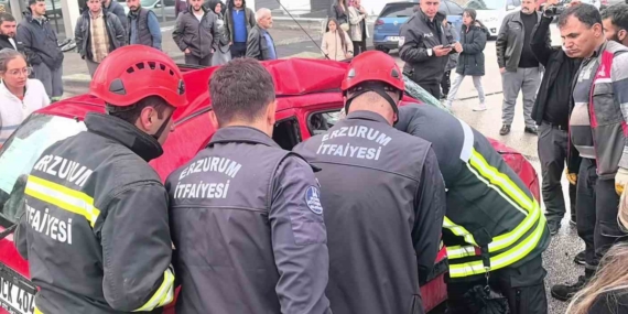 Halk Otobüsü ile Otomobil Çarpıştı: 4 Kişi Yaralı