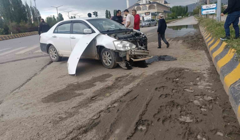 haskoyde-hafriyat-kamyonu-ile-otomobil-carpisti-1-kisi-yaralandi-2yK1pw5I.jpg