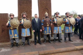 icisleri-bakani-mustafa-ciftcinin-ahlattaki-selcuklu-mezarligi-ziyareti-i6UbZyiq.jpg