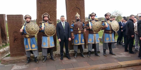 İçişleri Bakanı Mustafa Çiftçi’nin Ahlat’taki Selçuklu Mezarlığı Ziyareti