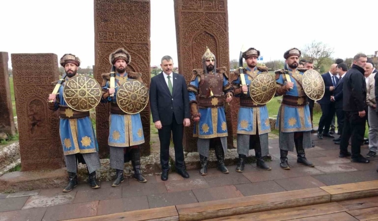 icisleri-bakani-mustafa-ciftcinin-ahlattaki-selcuklu-mezarligi-ziyareti-i6UbZyiq.jpg