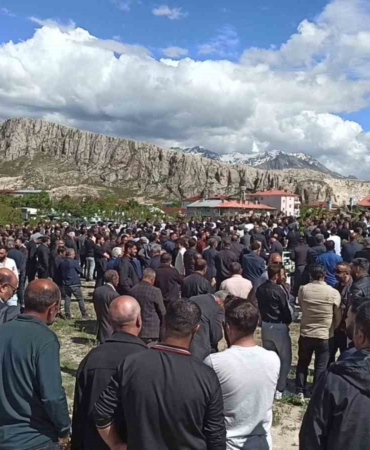 is-kazasinda-hayatini-kaybeden-genc-topraga-verildi-dfttIdi6.jpg
