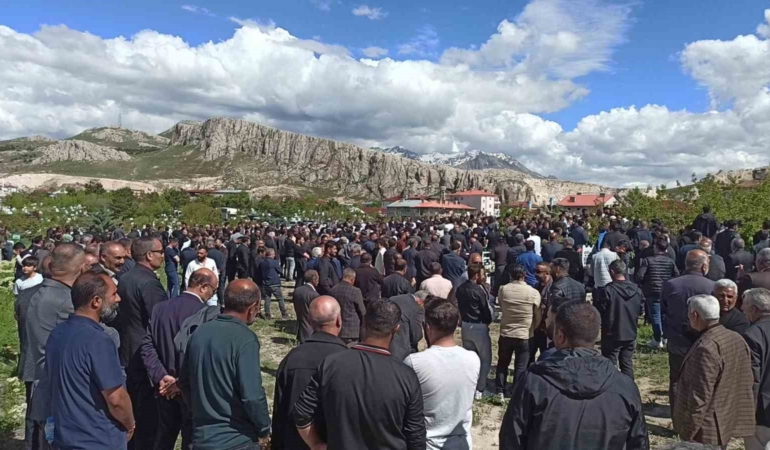 is-kazasinda-hayatini-kaybeden-genc-topraga-verildi-dfttIdi6.jpg