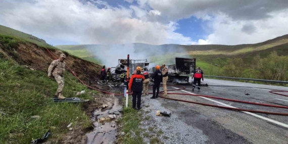 Kafa Kafaya Çarpışan Tırlar Alev Topuna Dönüştü: 2 Sürücü Hayatını Kaybetti