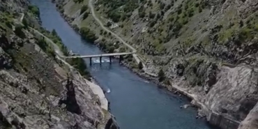karakaya-barajinda-su-tahliyesi-nedeniyle-kopru-trafige-kapatildi-LgBwTDai.jpg